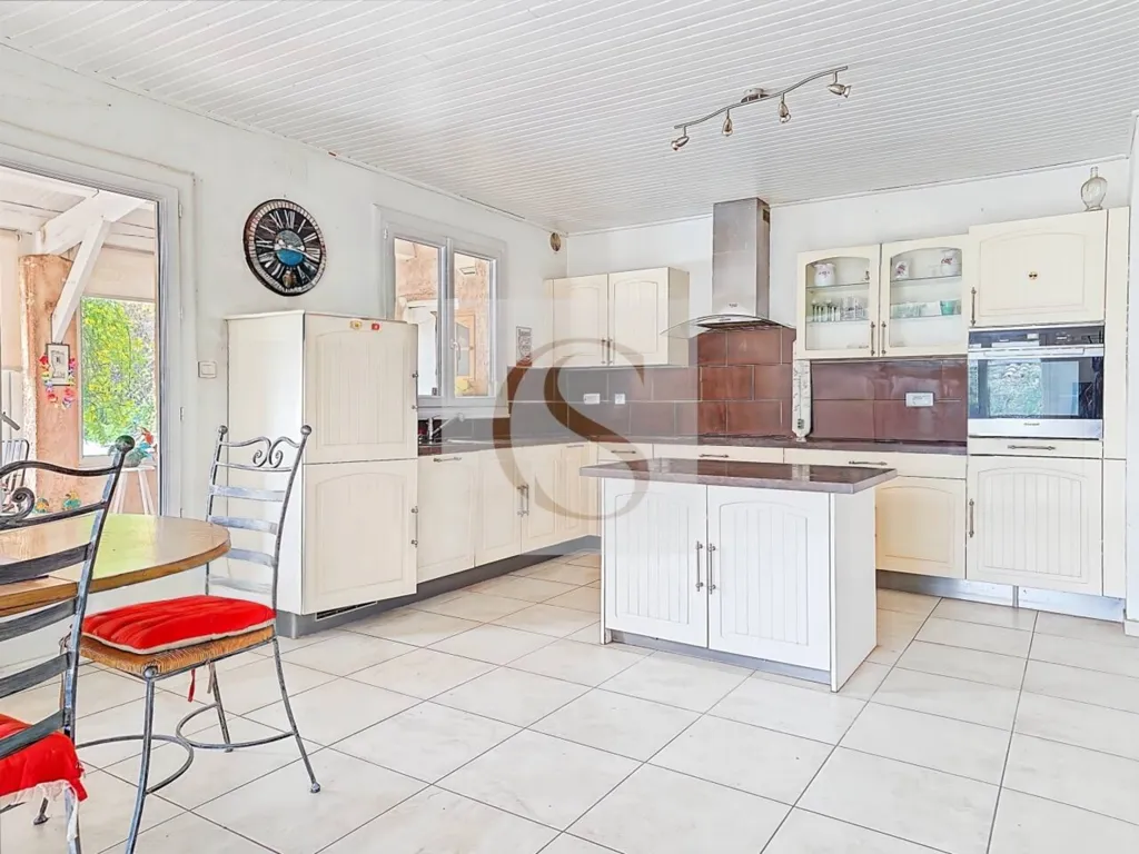 Cuisine - Maison avec Piscine et Garage au Centre de Lorgues