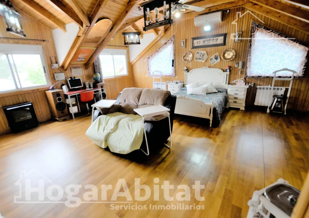 Pièces - Semi-New Chalet with Terrace in Monserrat
