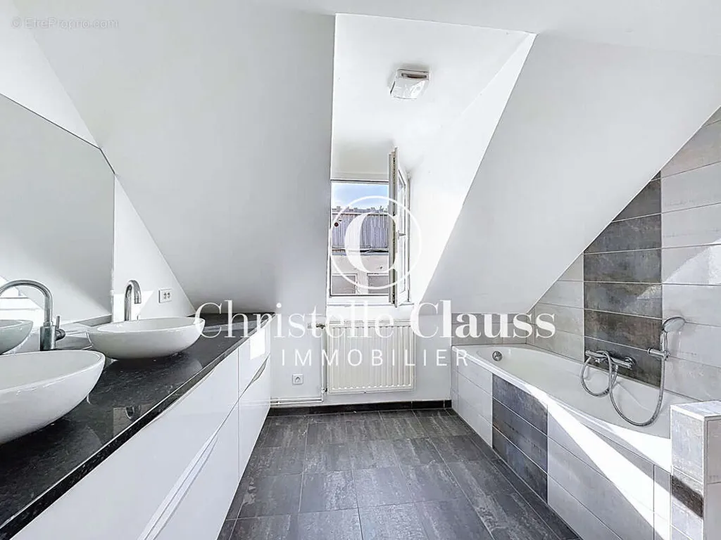 Salles de bain - Duplex 5 Pièces avec Garage à Bischheim