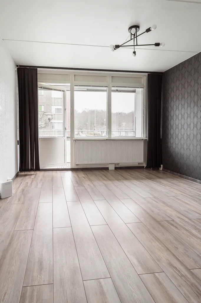 Elutuba - Through-Planed Flat with Glass Balcony in Göteborg