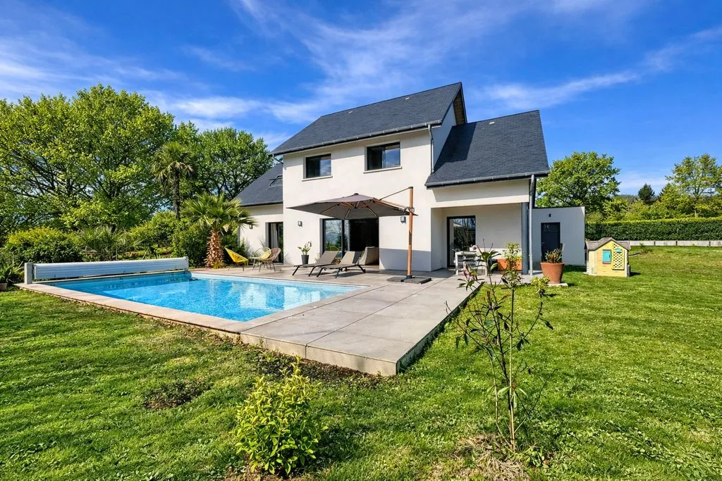 Bassein - Contemporary Villa with Pool in Sauvagnon