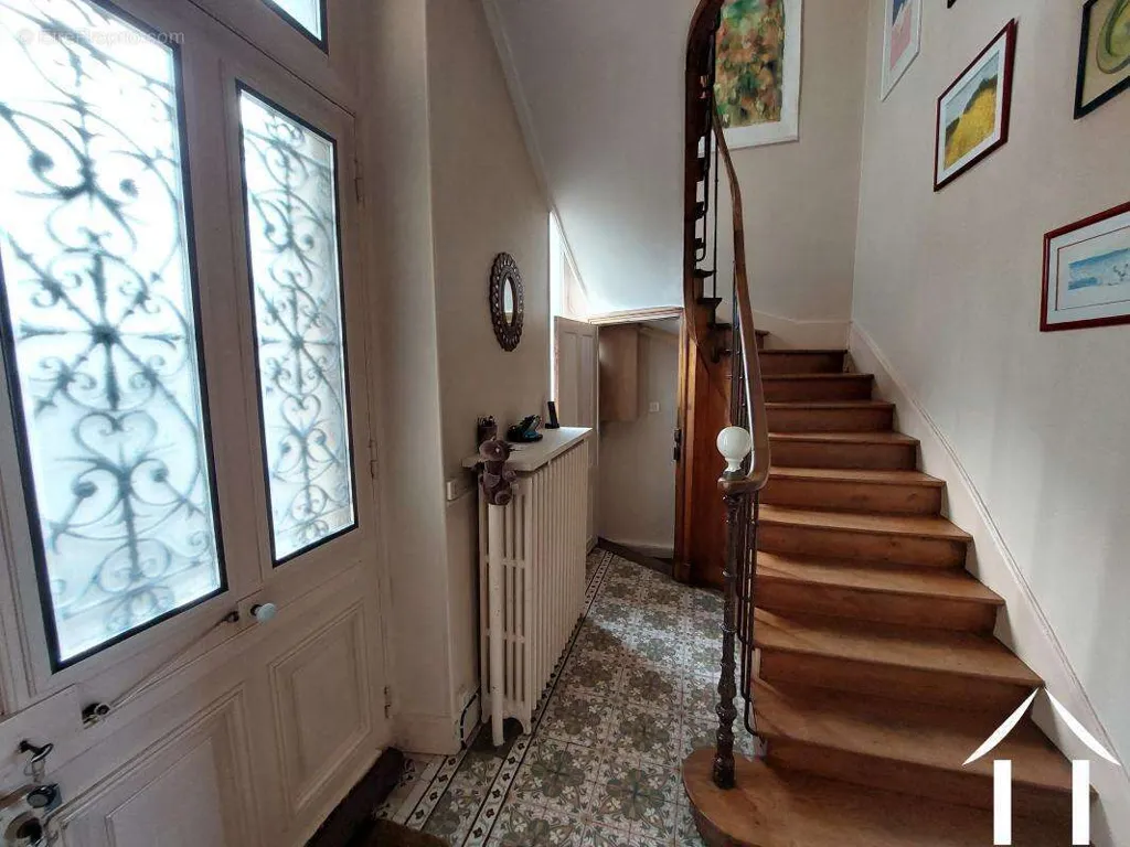 Pièces - Maison de 5 Chambres au Centre de Tonnerre