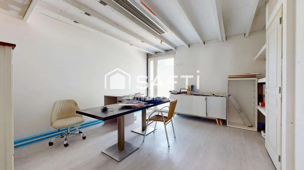 Office - Commercial Space with Parking in Saint-Jean-d'Illac
