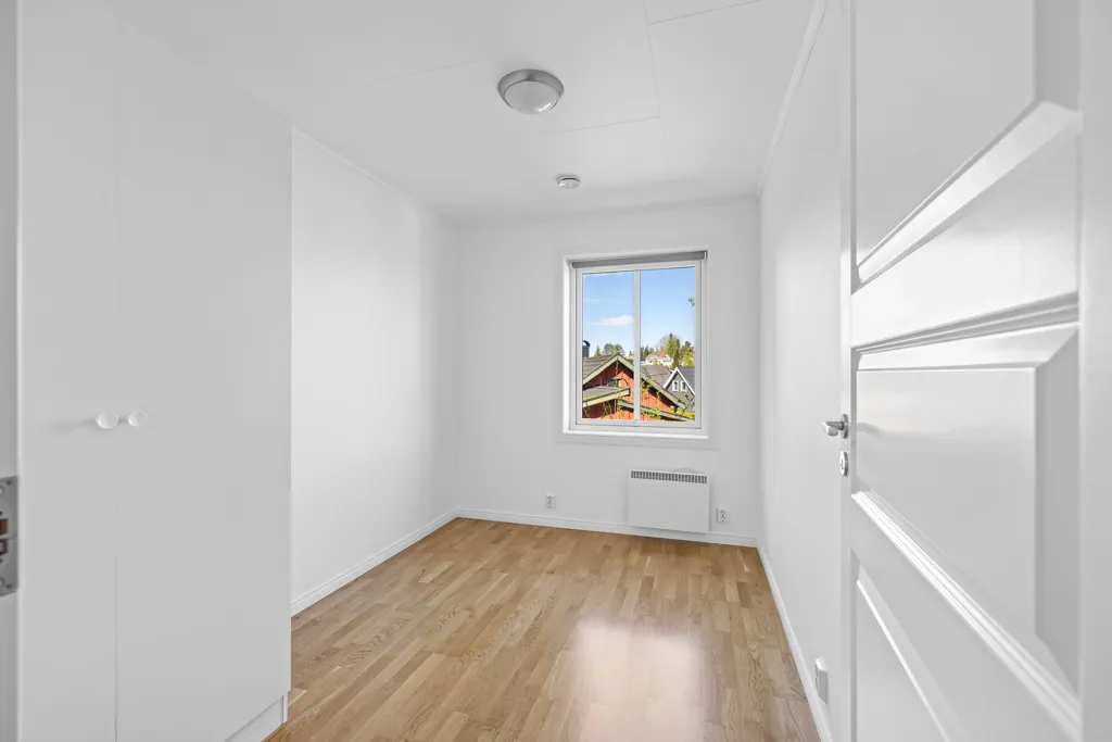 Toad - Well-Maintained 3-Bed Flat with Garage in Family-Friendly Area