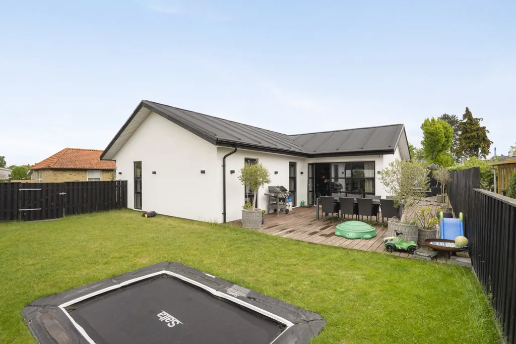 Garden - Modern Villa with Large Terrace in Bullerup