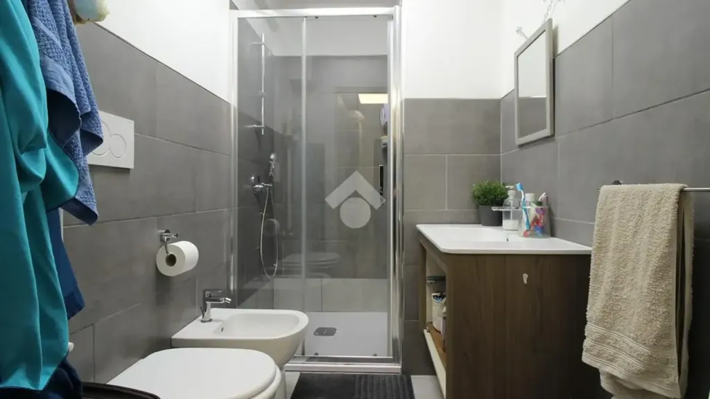 Bathrooms - Terraced Apartment with Private Garden in Prato