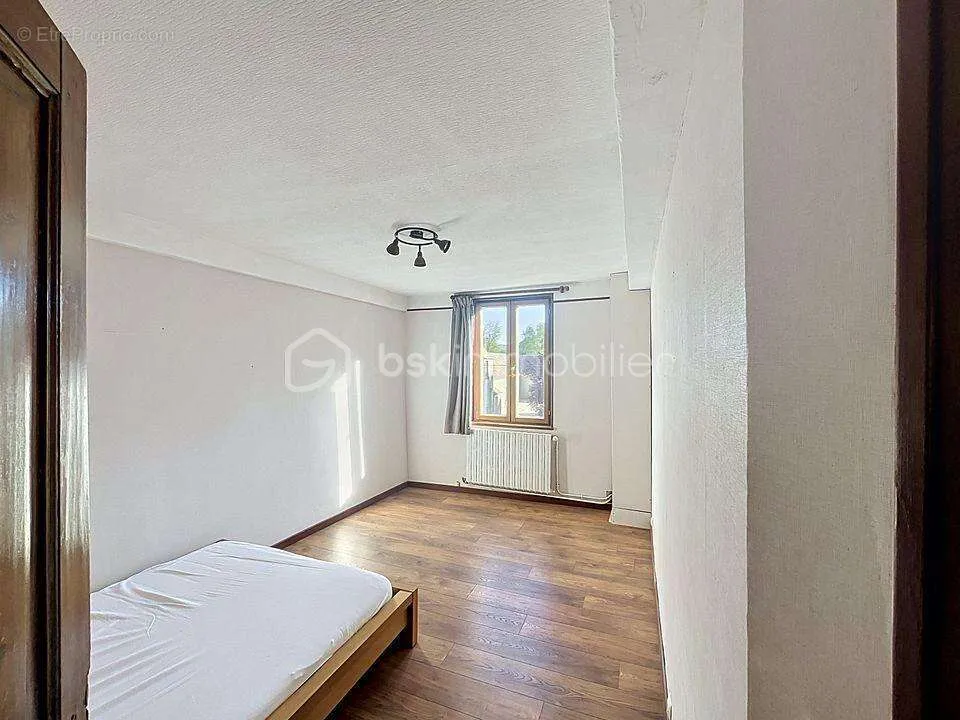 Bedrooms - Historic 7-Piece House near Chambly