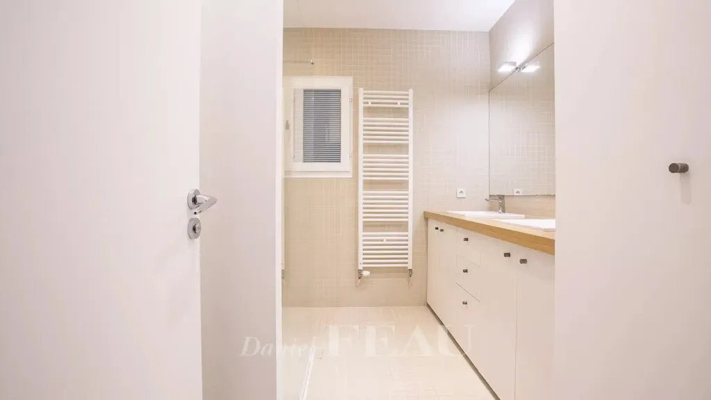 Vannitoad - Duplex Apartment with Courtyard View in Paris 8th