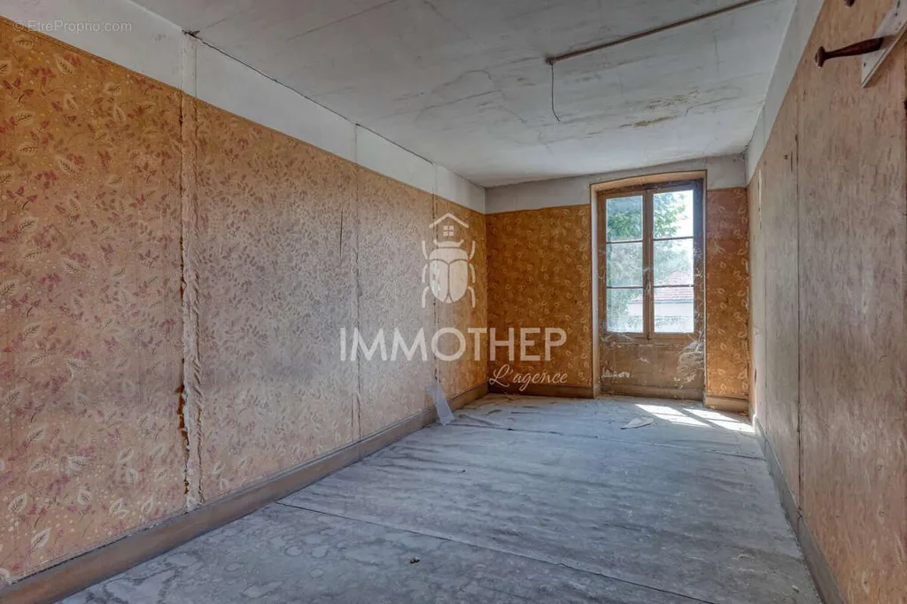 Stanze - Commercial Property with Renovation Potential in Rives