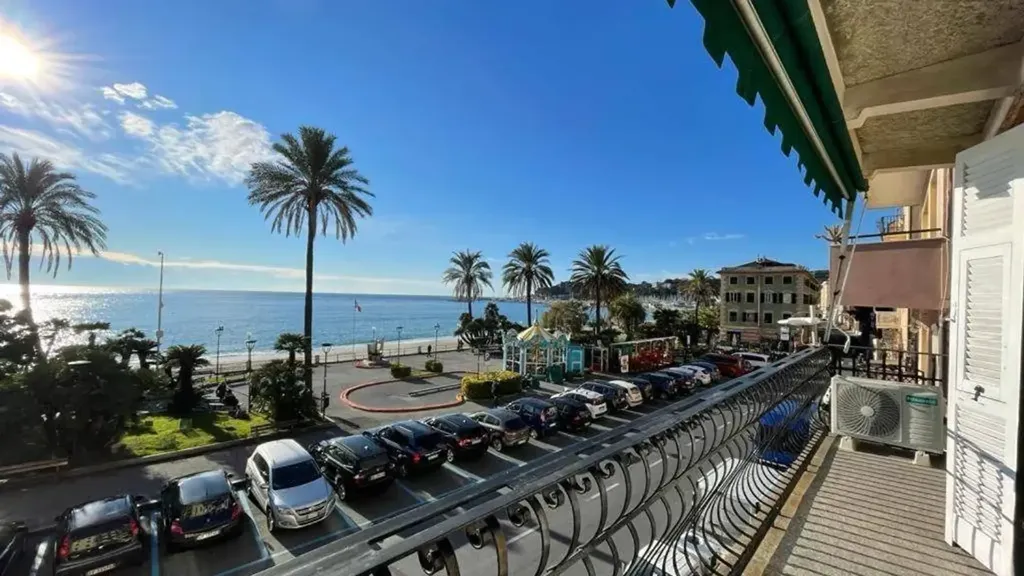 Rõdu - Seafront Apartment in Varazze Centre