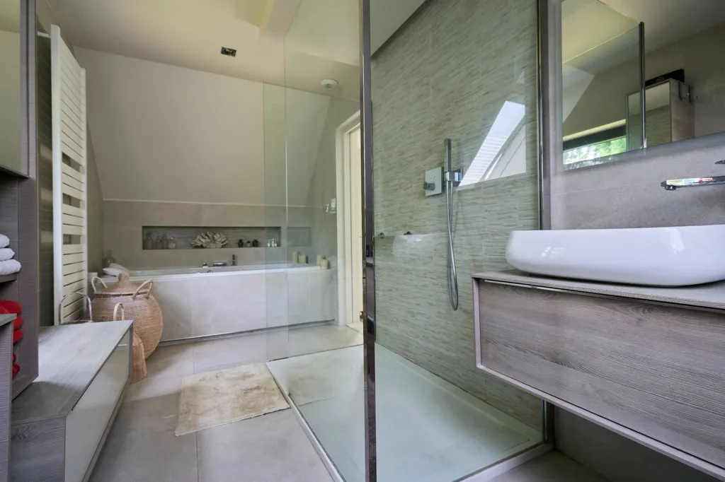 Salles de bain - Maison Luxueuse avec Piscine à Bondues