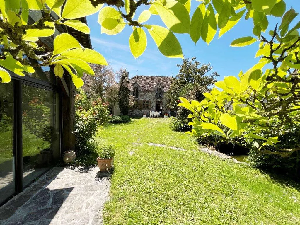 Aed - Charming Two-Home Property with Garden in Sens