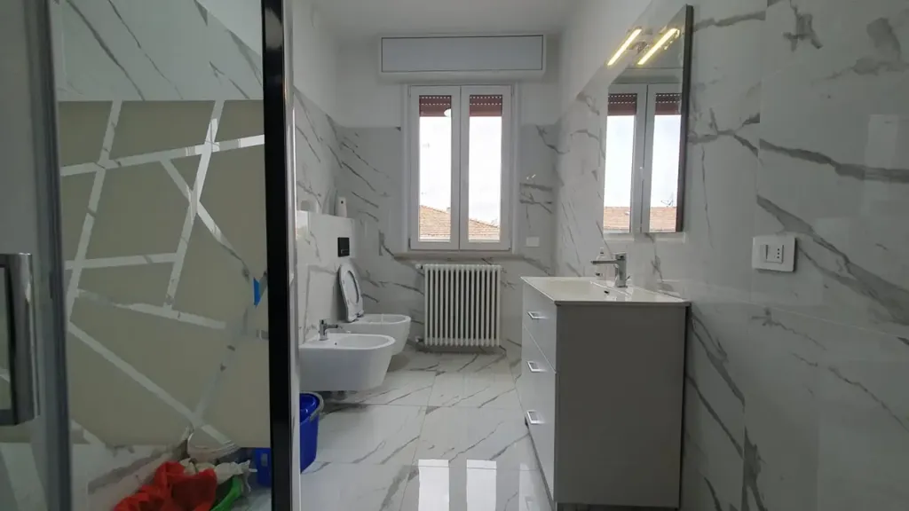 Salles de bain - Rustic-Style Apartment with Balcony in Mirandola
