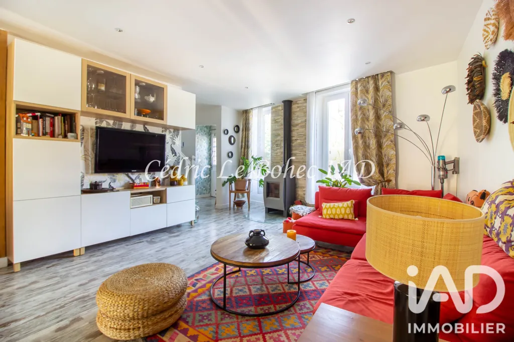 Living Room - Family House with Pool in Saint-Leu-La-Forêt