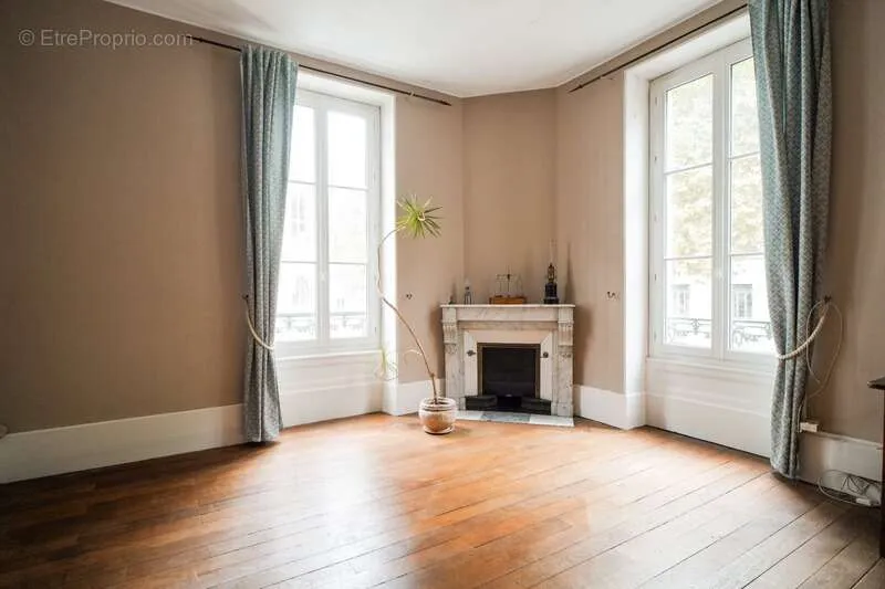 Maison 10 pièces à Macon