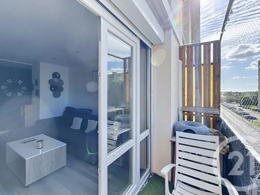 Rõdu - 3-Bed Apartment with Balcony in Corbas