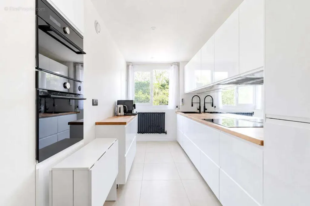 Köök - Bright 4-Bed Flat with Parking in Montmorency