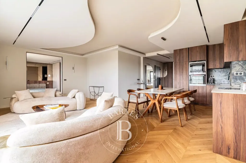 Elutuba - Dual Aspect Flat with Balcony in Paris 16th