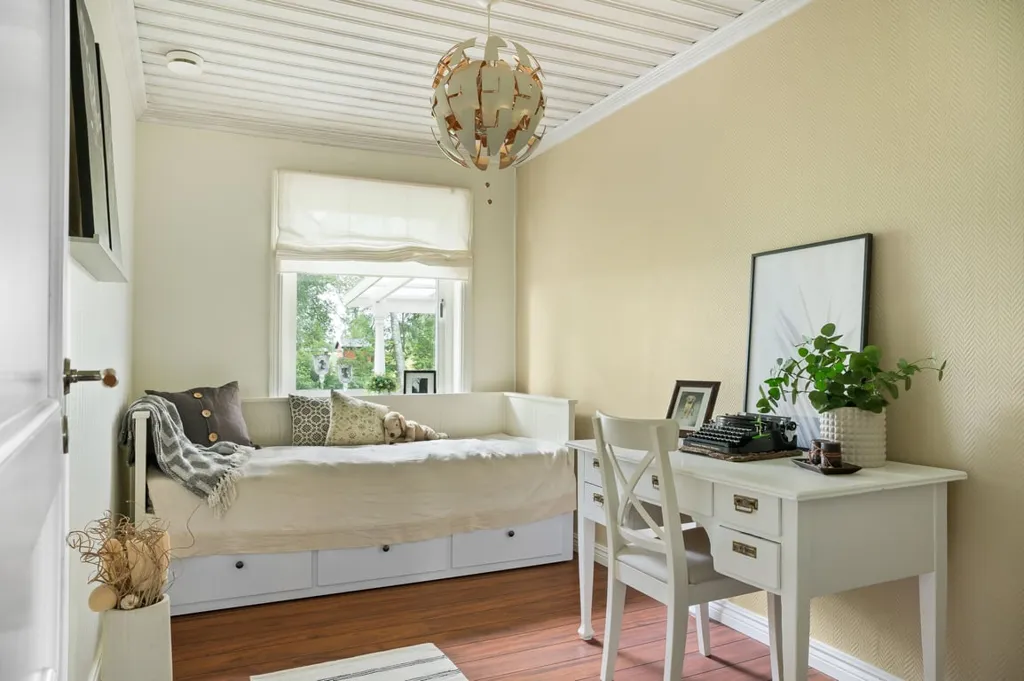 Bureau - Charming Villa with Garden in Lantligt Setting