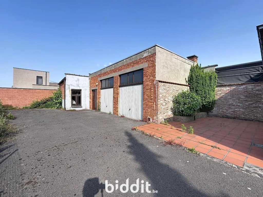 Extérieur - Maison avec Garage dans une Construction à 3 Façades