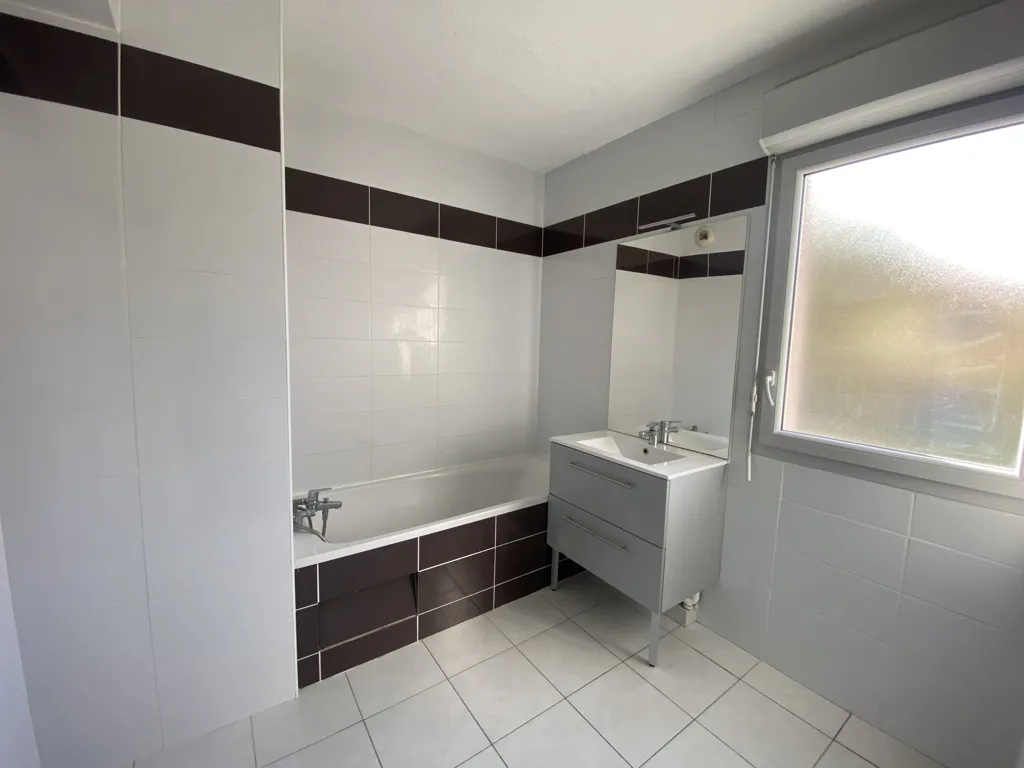 Salles de bain - Appartement T3 avec balcon et parking à Toulouse