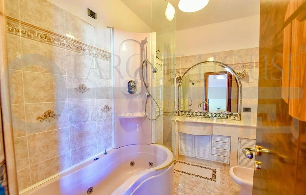 Salles de bain - Lakefront Villa with Private Garden in Verbania