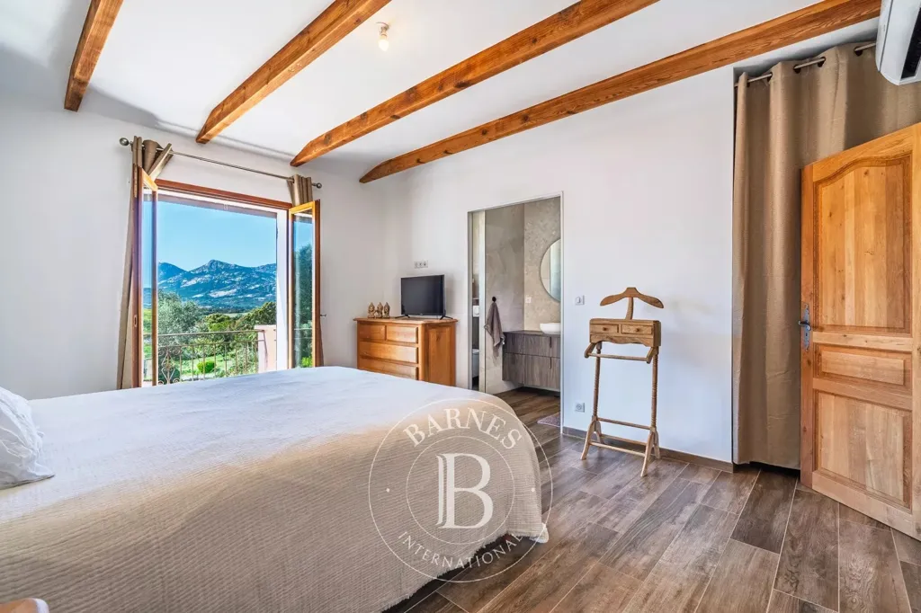 Chambres - Villa avec Vue Montagnes et Piscine à Lumio