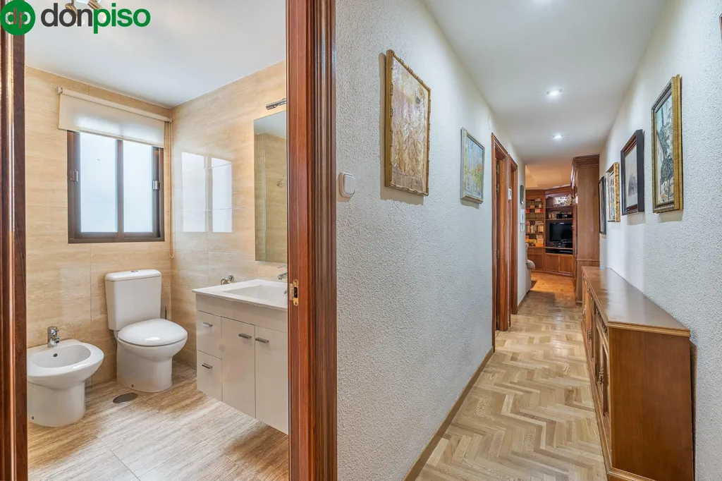 Salles de bain - 3-Bed Apartment with Balcony in Pajaritos, Granada