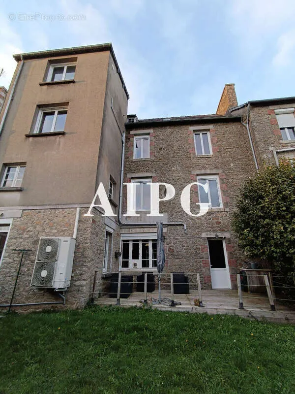 Maison 10 pièces à Rostrenen