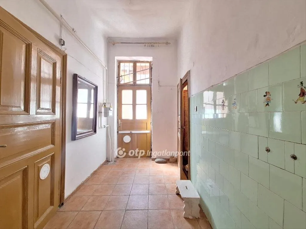 Ingresso - Renovatable Apartment with Lift in Budapest IX