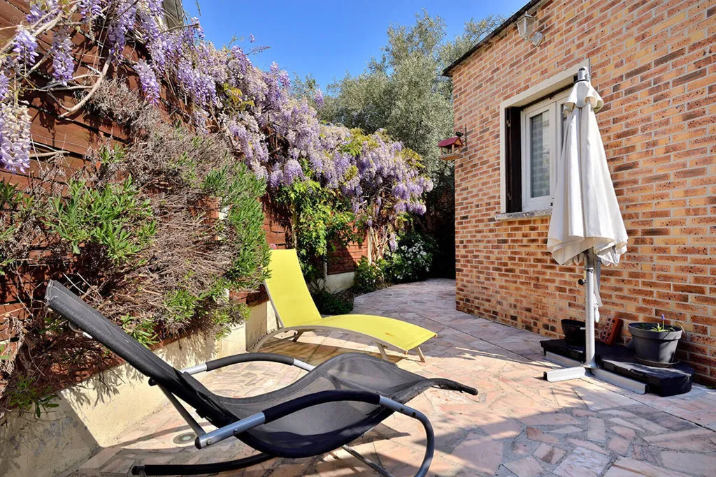 Terrass - Charming 3-Bedroom House with Garden in Bezons