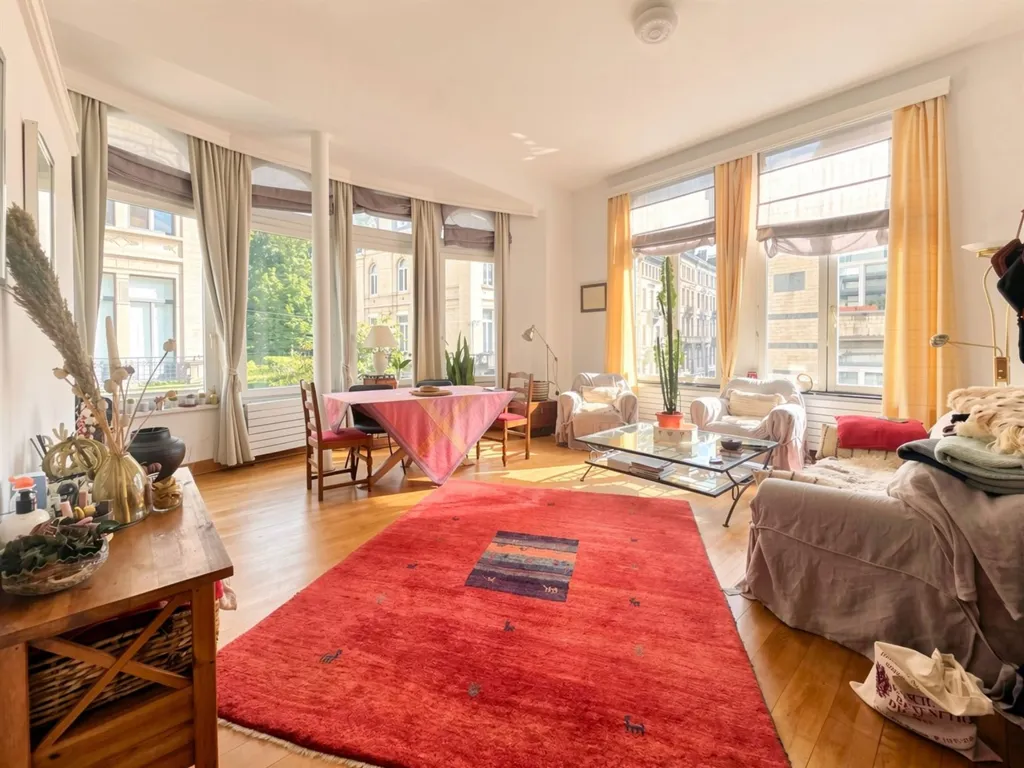 Séjour - Appartement avec Parquet et Cheminée à Sablon