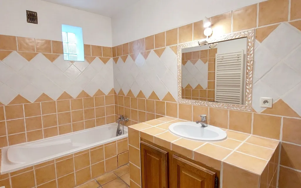 Salles de bain - Maison T4 avec Terrasse et Garage à Villeneuve