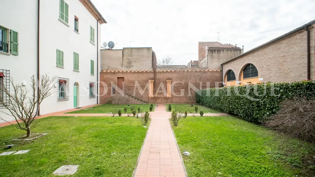 Aed - Renovated Flat with Courtyard in Ferrara