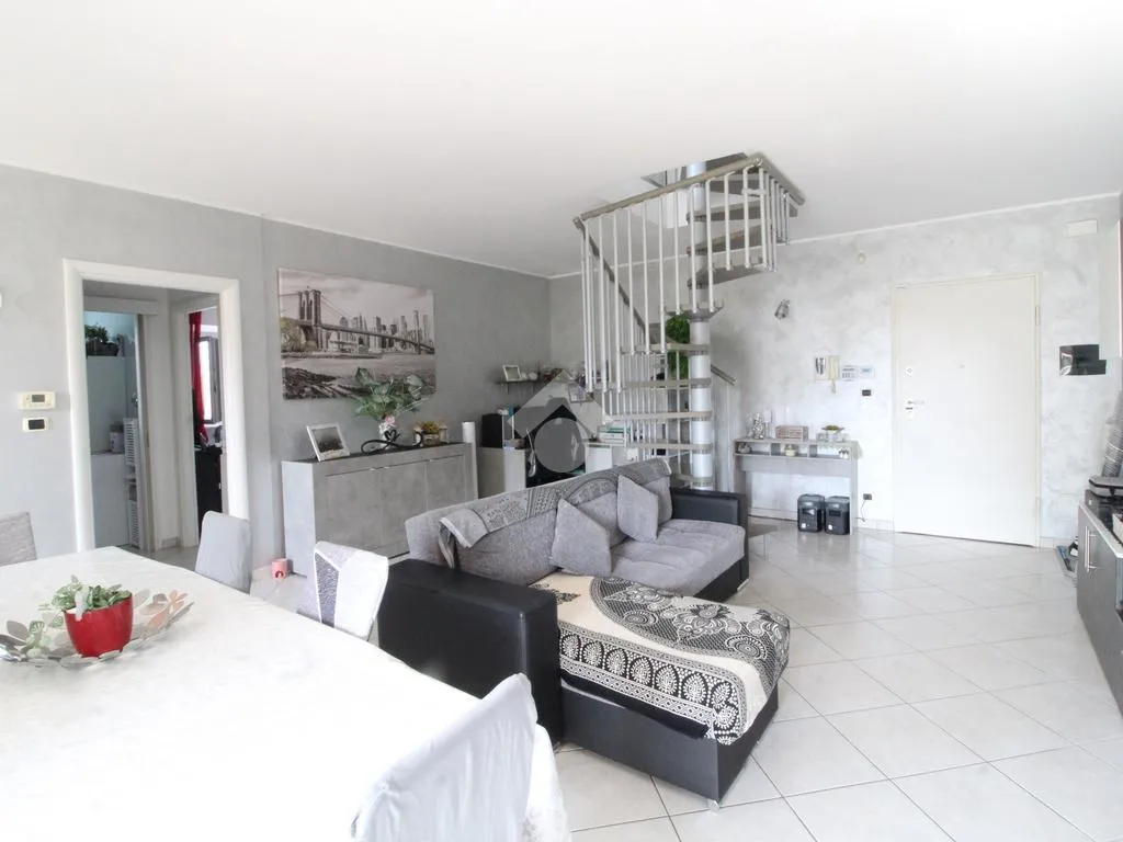 Elutuba - Penthouse Apartment with Balcony in Pianezza