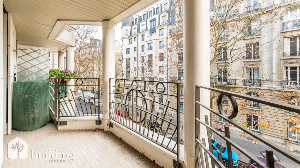 Rõdu - Flat with Balcony in Paris 16ème