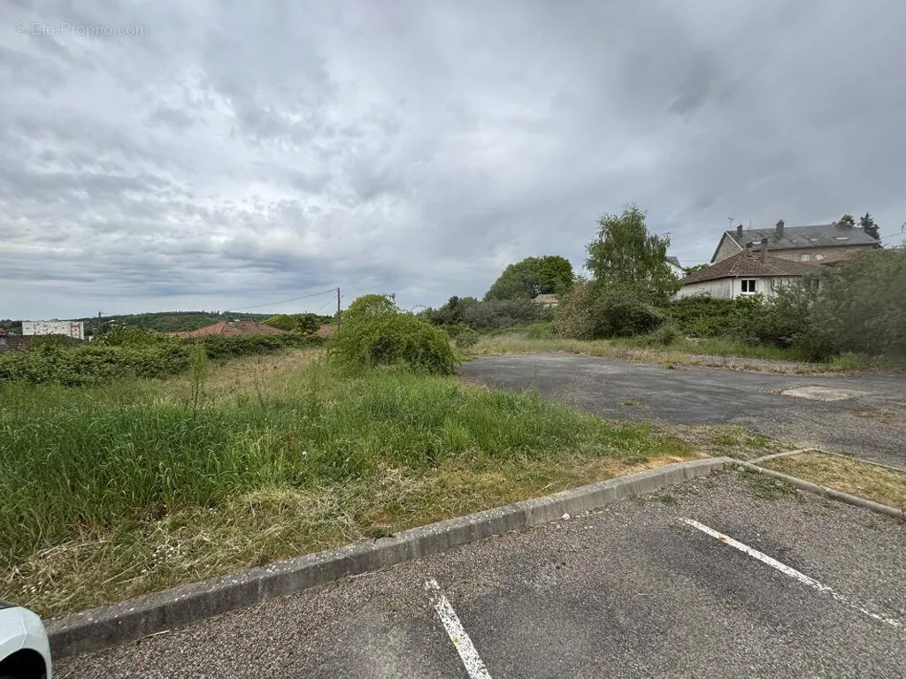 Aed - Buildable Land with Commercial Potential in Saint-Junien