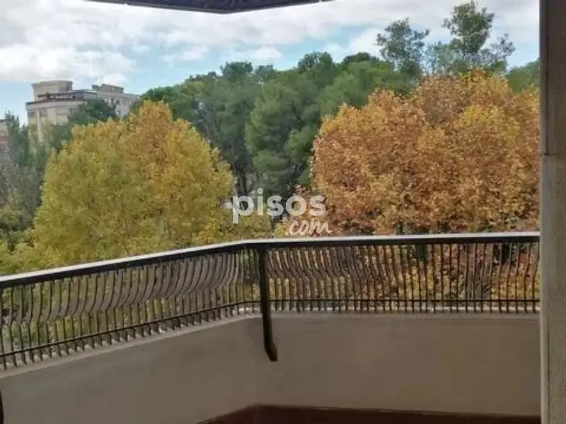 Balcone - Six-Bedroom Flat with Park View in Albacete Centre
