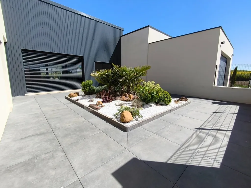 Jardin - Maison Contemporaine avec Terrasse dans un Environnement Calme