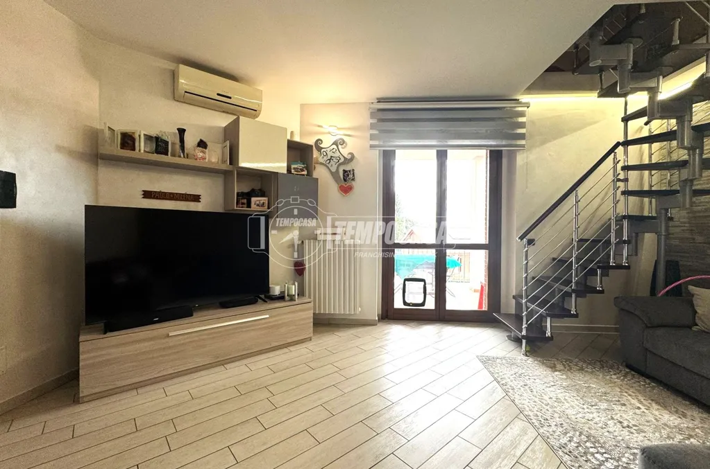 Elutuba - Modern Apartment with Triple Aspect View in Givoletto