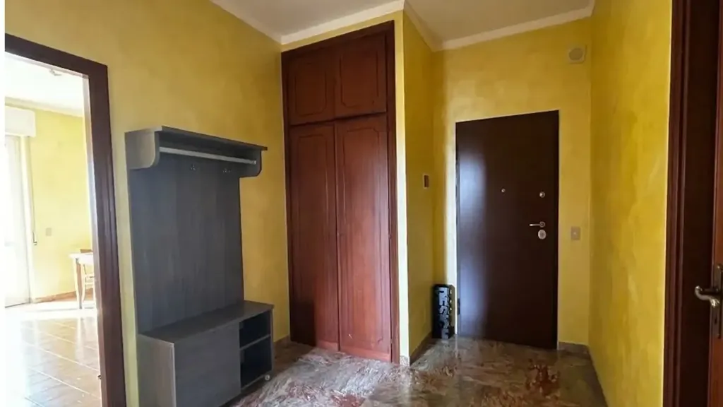 Hallway - Four-Room Apartment with Balconies in Moncalieri