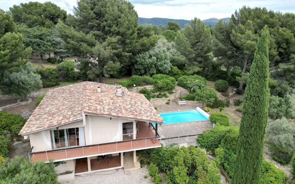 Vue aérienne - Villa d'Architecte avec Piscine au Castellet