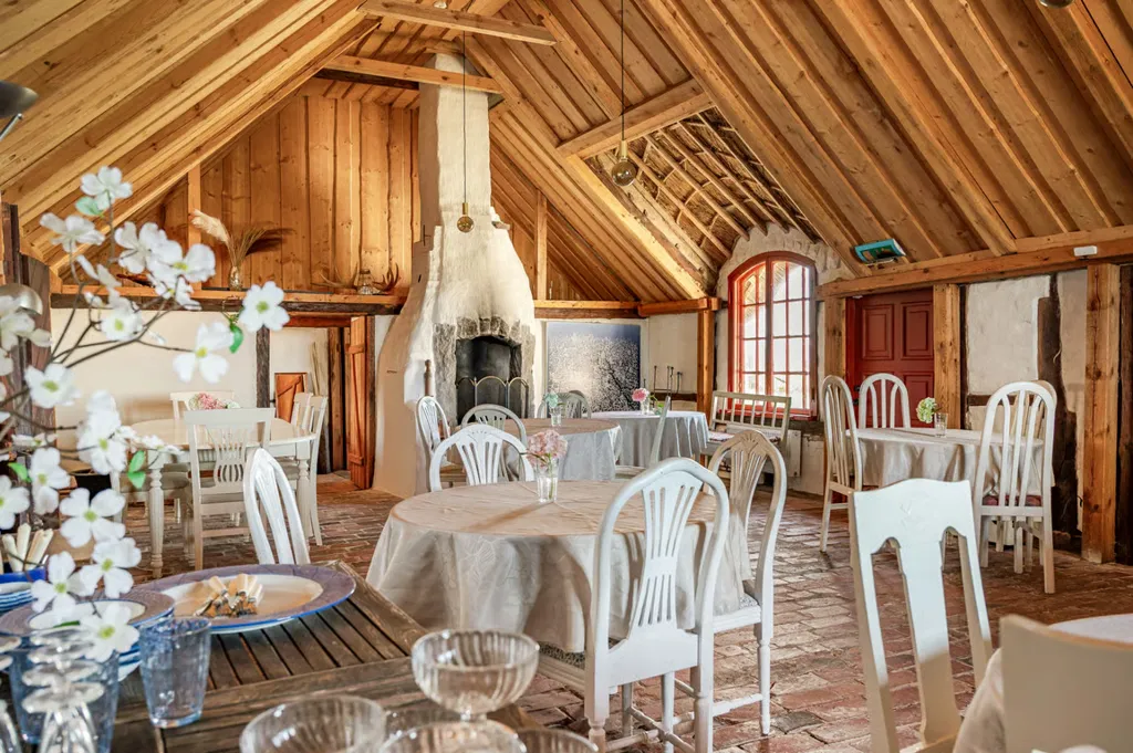 Söögituba - Historic Cross-Vaulted Farmhouse with Restaurant in Halland