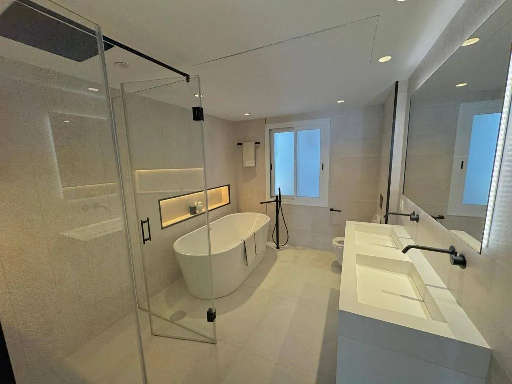 Salles de bain - Frontline Duplex Penthouse with Sea View in Estepona