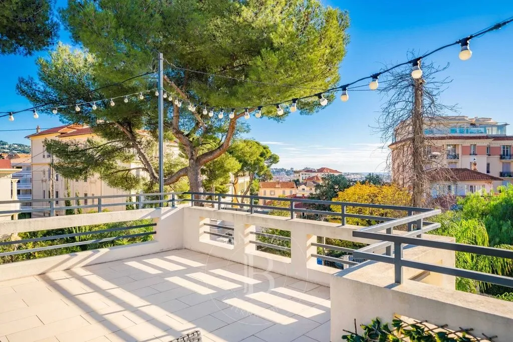 Terrasse - Villa Luxueuse avec Piscine à Cannes