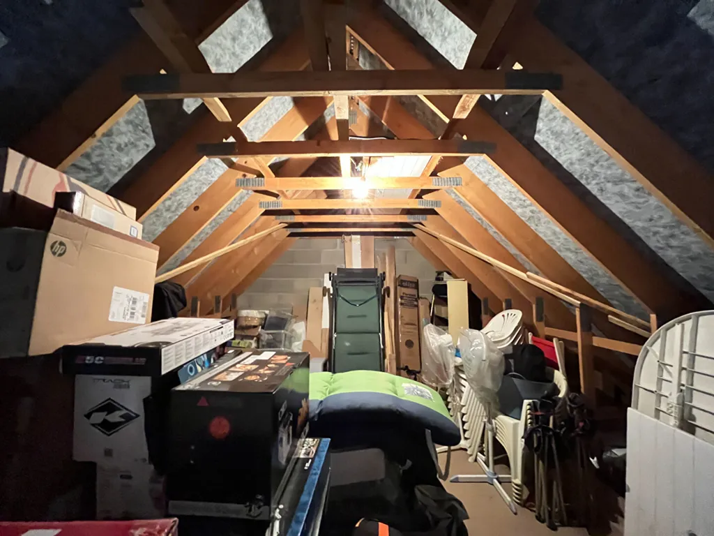 Pièces - Pavillon avec Garage Double dans un Cadre Calme