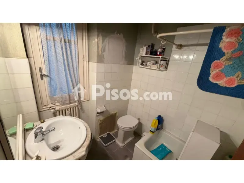 Salles de bain - Stately Apartment with Cathedral Views in Palencia