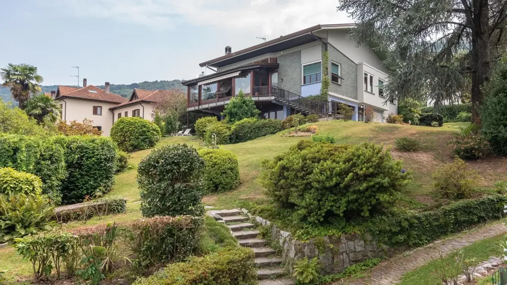 Aed - Modern Villa with Lake View in Stresa