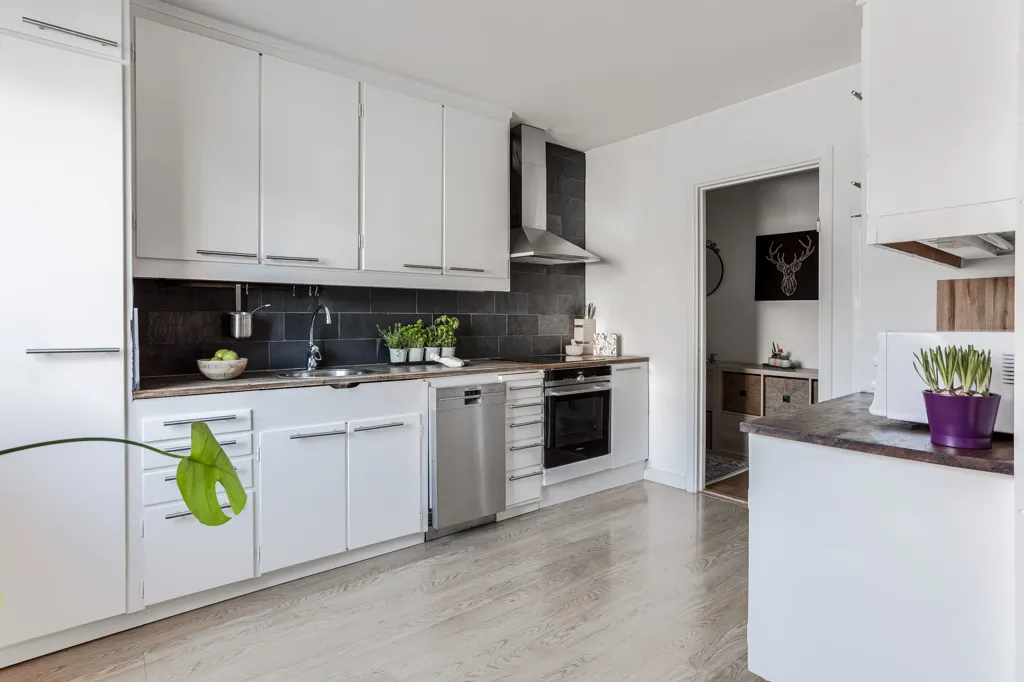 Cuisine - Sunny Balcony Flat in Hägernäs