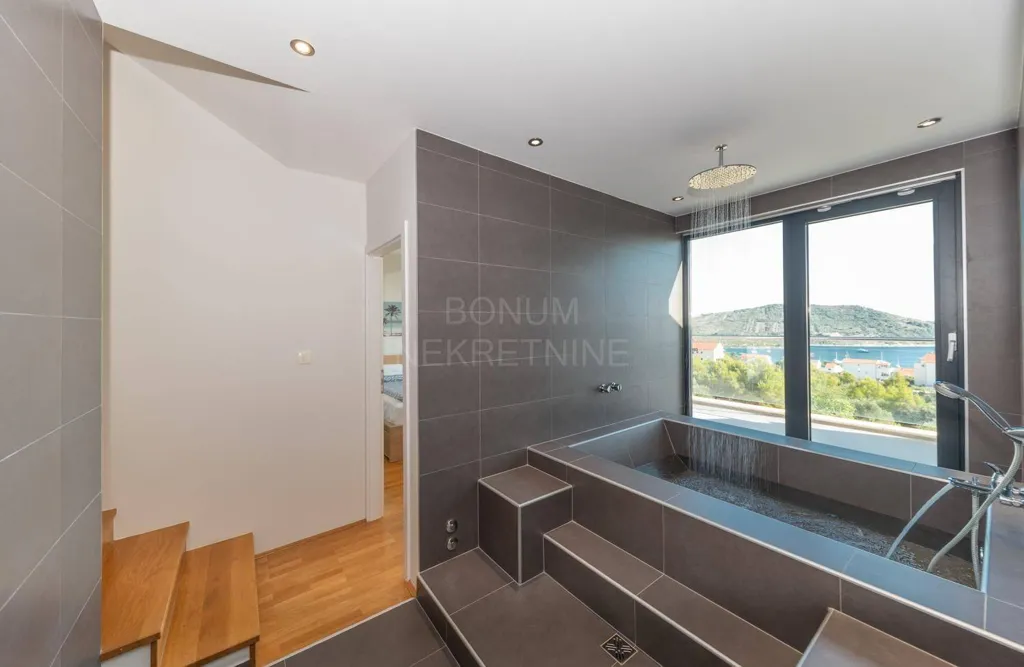 Vannitoad - Luxury Apartment with Sea View in Primošten